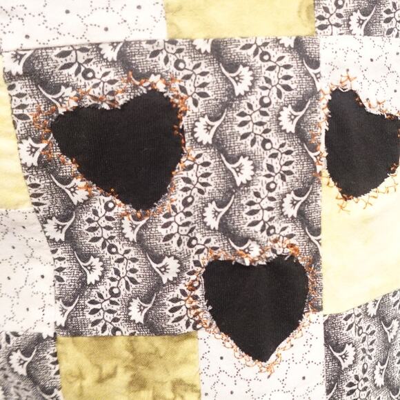 Heart Eyed Quilted Appliqued Ghost on a soft V neck T shirt XXL - Picture 3 of 6